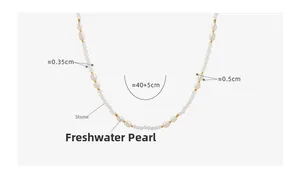 Dettaglio di perle barocche d'acqua dolce e perle di pietra su una catena in titanio