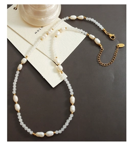 Dettaglio della collana con perle barocche, pietre di luna e chiusura dorata K18