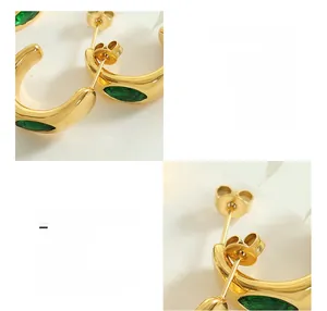 Vue détaillée des boucles d'oreilles plaquées or 18K avec zircon émeraude