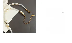Dettaglio macro della collana di perle d'acqua dolce con chiusura a moschettone e tag K18