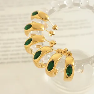 Boucles d'oreilles créoles C plaquées or 18K avec zircons marquise vert émeraude