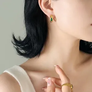 Boucles d'oreilles créoles dorées à l'or 18K avec oxyde de zirconium vert émeraude