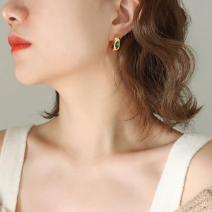 Boucles d'oreilles C en acier titane doré vintage avec pierres de zircon vert émeraude