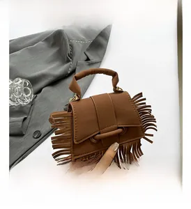 Vue détaillée du sac à main marron café avec franges longues et texture mate douce