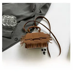 Vue détaillée du sac à franges marron avec boucle en cuir et référence de taille