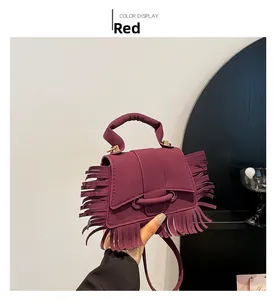 Détail du mini sac carré bordeaux mat avec franges denses et poignée supérieure