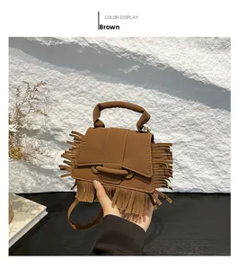 Vue détaillée du mini sac en cuir marron orné de longues franges au style bohème