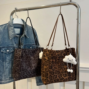 Fashionable leopard print tote bag with large capacity and plush cloud charm accessory
