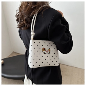 Détail du sac bandoulière blanc à pois avec broderie animalière et bandoulière corde