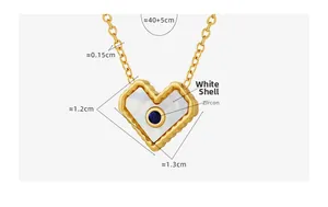 Dettaglio della collana a cuore con inserto in conchiglia bianca e zircone blu su catena