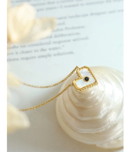 Dettaglio della collana con ciondolo a cuore in madreperla bianca e zircone blu su conchiglia