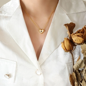 Collana Pendente a Cuore in Acciaio Inossidabile Vintage Con Intarsio in Conchiglia Bianca Accenti di Zirconia Gioielli per Donna