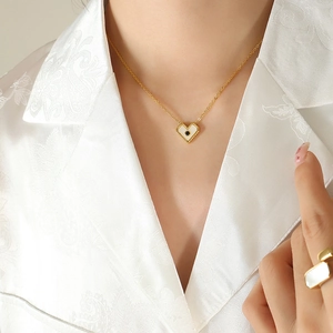 Set elegante collana con ciondolo a cuore dorato e anello aperto con intarsio in madreperla