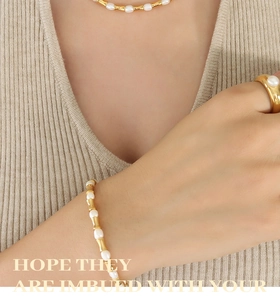 Dettaglio del set collana, bracciale e anello vintage con perle d'acqua dolce