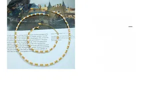 Dettaglio del set collana e bracciale con perle d'acqua dolce e perline dorate