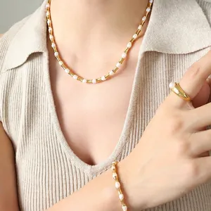 Elegante set collana e bracciale di perle d'acqua dolce con accenti in metallo dorato stile bambù