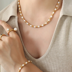 Set di gioielli hip-hop con perle d'acqua dolce geometriche e catena d'oro elegante