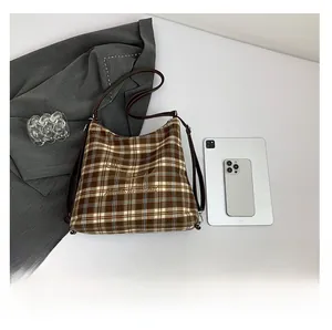 Détail du sac cabas à carreaux marron avec broderie teckel montrant la taille réelle