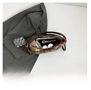 Détails de l'intérieur du sac cabas vintage montrant sa grande capacité de rangement