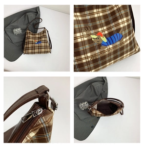 Détail du sac cabas vintage à carreaux avec broderie teckel et sangle en cuir