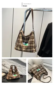 Détail du sac cabas vert à carreaux avec broderie de chien blanc et bandoulière en cuir