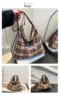 Détail du sac cabas vintage à carreaux avec broderie de teckel et bandoulière