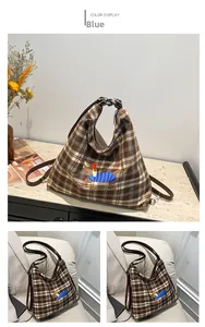 Détails du sac cabas vintage à carreaux bleus avec broderie de teckel et sangle en cuir chic