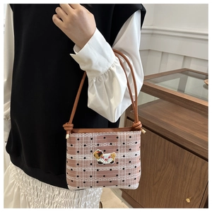 Détail du sac seau en toile à pois avec dentelle et broderie de petit chien
