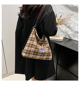 Sac hobo rétro à carreaux marron avec broderie cartoon et bandoulière en cuir