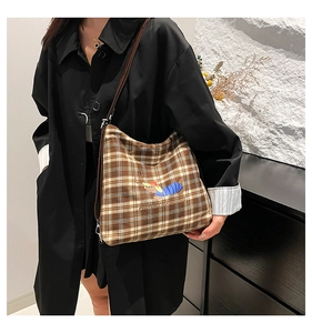 Détail d'un grand sac cabas à carreaux marron avec imprimé teckel coloré et texte d'art