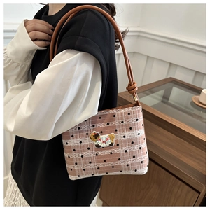 Sac bandoulière en toile à carreaux rose avec broderie animale et dentelle élégante