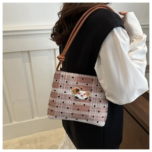Détail du sac seau à carreaux marron vintage avec broderie chiot et bordure en dentelle