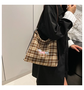 Détail du sac cabas à carreaux marron avec motif de teckel et broderie artistique