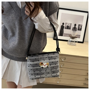 Sac sous le bras à carreaux gris avec dentelle et broderie animale sur modèle