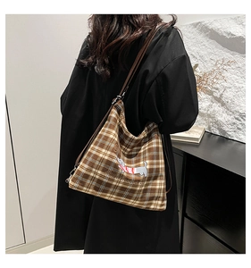 Détail d'un sac cabas à carreaux vintage avec broderie teckel sur tissu