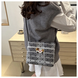 Vue détaillée d'un sac bandoulière à carreaux avec résille à pois et dentelle chic
