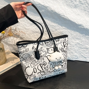 Graffiti Print PU Leather Tote Bag Large Capacity Women Shoulder Bag Casual Daily Commuting Shopper Bag With Cloud Pendant