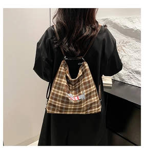 Détail du sac cabas en toile avec motif à carreaux marron et broderie de teckel