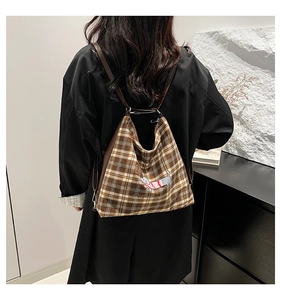 Sac fourre-tout à carreaux marron vintage avec broderie de chien porté à l'épaule