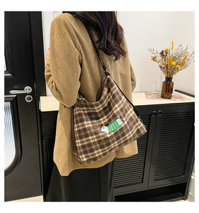 Détail du sac hobo avec motif à carreaux marron et illustration de teckel dessin