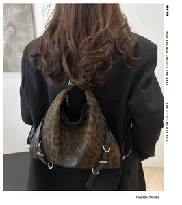 Detail der Leoparden-Beuteltasche mit Leder-Logo-Etikett und Metallbeschlägen