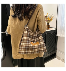Détail du grand sac cabas à carreaux avec broderie teckel et bandoulière marron réglable