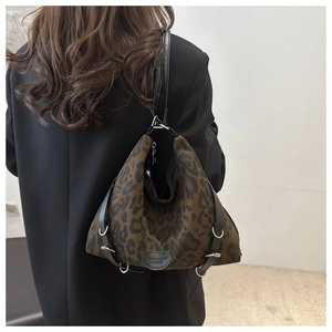 Detail der Bucket Bag mit Leopardenmuster, schwarzem Leder-Logo-Patch und Metallbeschlägen
