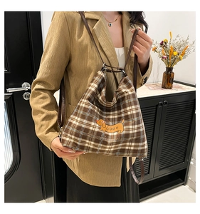 Détail du sac cabas à carreaux avec broderie de teckel et bandoulière en cuir marron chic
