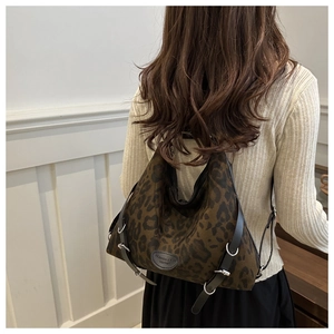 Detailansicht der Canvas-Tasche mit Leopardenmuster, Lederbesatz und Metallschnallen