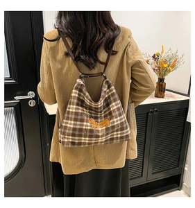 Détail du sac cabas à carreaux marron avec broderie de teckel et bandoulière fine