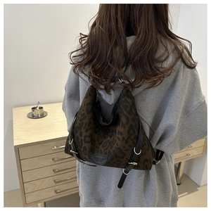 Detailaufnahme der Canvas-Tasche mit Leopardenmuster, Ledergurt und Metallschnalle