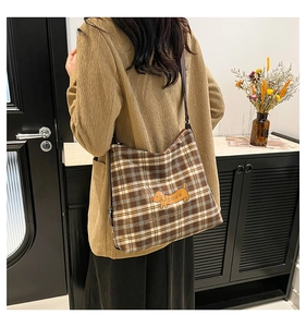 Détail du grand sac cabas vintage à carreaux marron avec motif teckel et sangle robuste