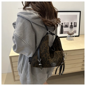 Detail der Leopard-Tasche mit weicher Textur und verstellbarem Lederriemen
