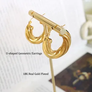 Boucles d'oreilles créoles en U minimalistes dorées 18K avec design torsadé élégant